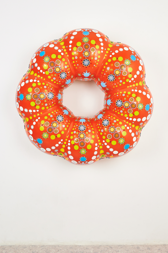 Kim's large-sized doughnut artworks [HAKGOJAE GALLERY]