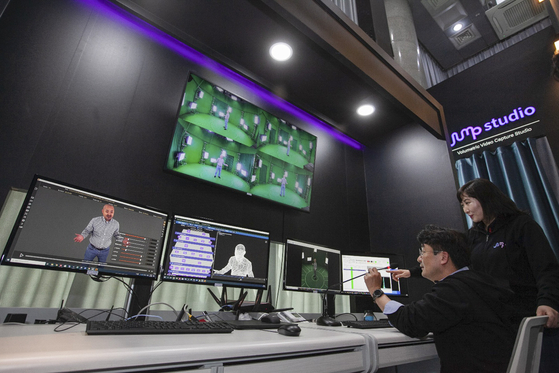 SK Telecom staff produce mixed reality content inside the Jump Studio. [SK TELECOM]