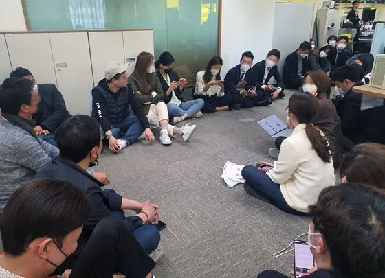 Channel A reporters stage a sit-in at their offices in central Seoul to protest a raid by prosecutors over allegations that one of the company's reporters colluded with a prosecutor to frame a liberal media personality. [NEWS1]