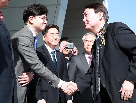 Prosecutor General Yoon Seok-youl, right, shakes hands with Han Dong-hoon, a senior prosecutor at the Busan HIgh Prosecutors' Office and one of his close allies, during a visit to Busan in February. [YONHAP]
