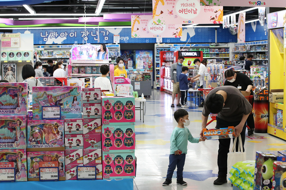  A child picks a toy at a large discount store in Seoul on Monday, a day before Children’s Day.[YONHAP]