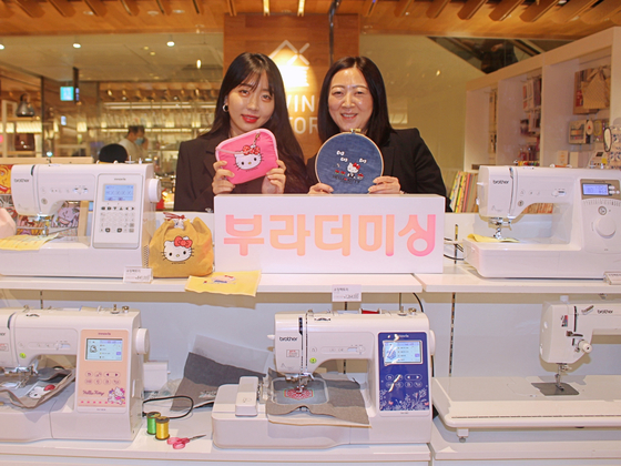 Models pose Tuesday with sewing machines and sewing items at a Lotte Department Store branch in Jung District, central Seoul. The department store chain is launching a pop-up store for sewing items at the branch until May 14. [LOTTE DEPARTMENT STORE]