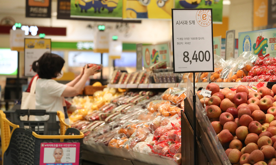  A shopper at the vegetable corner at amajor discount mart in Seoul on Monday. According to Statistics Korea report, inflationgrew at the slowest pace in six months. [YONHAP]
