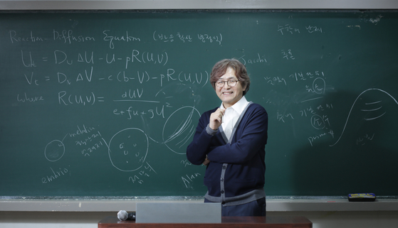 Backing administrative decisions with mathematical data and integrating more ’Thinking Classes“ into the curriculum, Park is pushing Ajou University to innovate.  [KIM KYUNG-BIN]