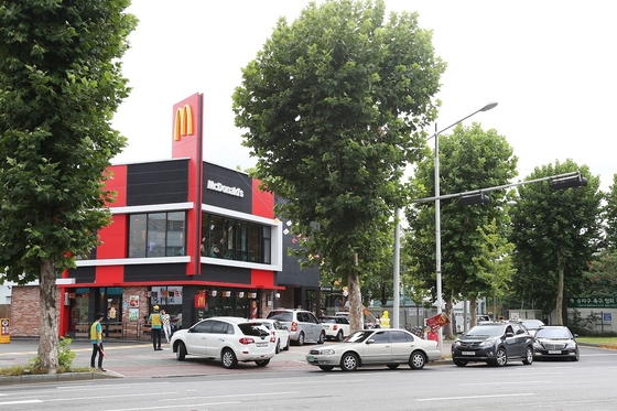 Vehicles wait in line to utilize McDonald’s drive-through service at the Jamsil branch in southern Seoul in September 2018. The number of McDonald’s drive-through users increased following the coronavirus outbreak as people avoided face-to-face interactions. [MCDONALD’S KOREA]