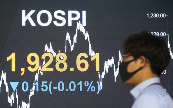 The screen in the dealing room of Hana Bank in Jung-district, central Seoul shows the benchmark Kospi for May 7. [YONHAP]
