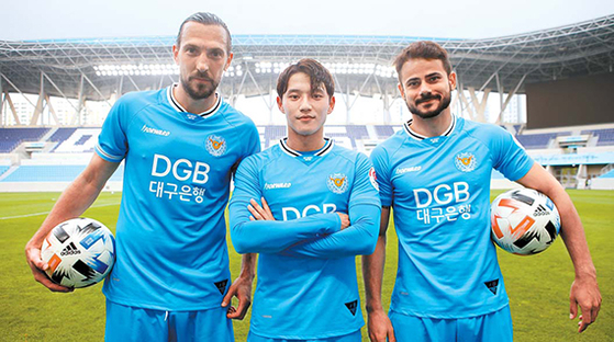 From left: Dejan Damjanovic, Jeong Seung-won and Cesinha pose for a photo at DGB Daegu Bank Park in Daegu. [DAEGU FC]