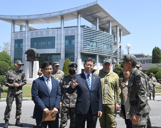 Unification Minister Kim Yeon-chul inspects tourism routes at the truce village of Panmunjom in Paju, Gyeonggi, during a visit to the demilitarized zone on Wednesday. [YONHAP]