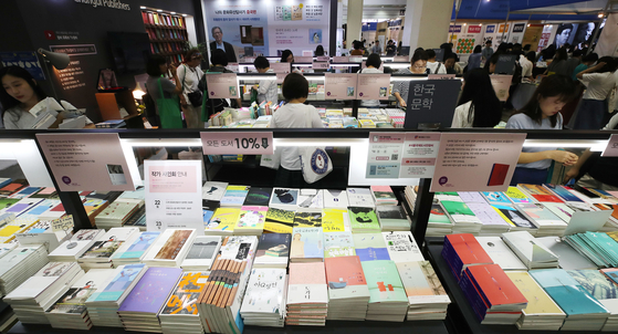 Visitors look at books displayed at the Seoul International Book Fair at the Coex exhibition center in southern Seoul on June 19, 2019. [YONHAP]