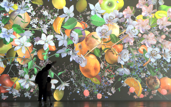 Visitors to MMCA Seoul view Jennifer Steinkamp's video art "Still-Life" (2019) on Thursday. [YONHAP]