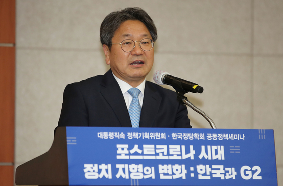 Blue House Senior Secretary Kang Ki-jung raises the need for a universal employment insurance, much like the national health insurance, during a seminar held at a convention center in Yongsan District on May 1. [YONHAP]