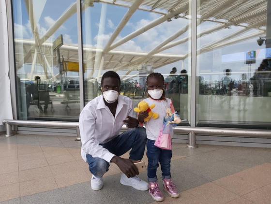 Four-year-old Gloria Gandhi from South Sudan, and her father pose for a photo ahead of a chartered flight to Korea with over 130 passengers out of Cairo, Tuesday. Gloria will undergo surgery at a hospital in Seoul to remove a fragment of iron embedded in her chest. [YONHAP] 