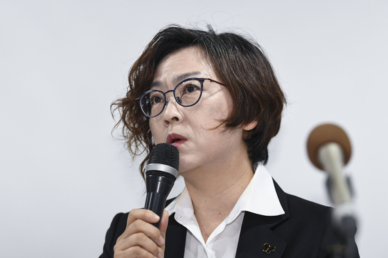 Lee Na-young, head of the KoreanCouncil for Justice and Remembrance for the Issues of Military Sexual Slaveryby Japan, speaks at a press conference on Monday to refute survivor Lee Yong-soo's criticism. [YONHAP] 