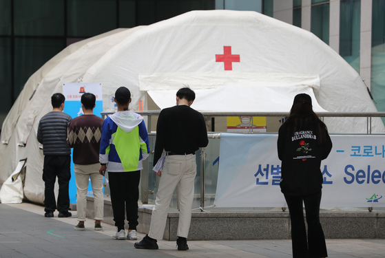 People line up at a coronavirus testing site at the Yongsan District Community Health Center in central Seoul Sunday. [NEWS1]