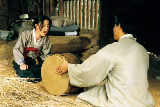 A still from the 1993 hit art house film ’Seopyonje.“The film, written by Kim Myung-gon, right, spotlights the world of pansori, ortraditional narrative singing.  [JOONGANG PHOTO]
