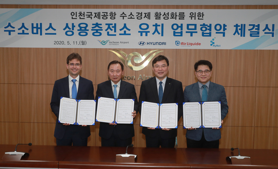 From left, Air Liquide Korea CEO Guillaume Cottet, Hyundai Motor President Han Sung-kwon, Incheon International Airport Corporation President Koo Bon-hwan and HyNet CEO Yoo Jong-soo sign an agreement at Incheon, Tuesday. [HYUNDAI MOTOR] 