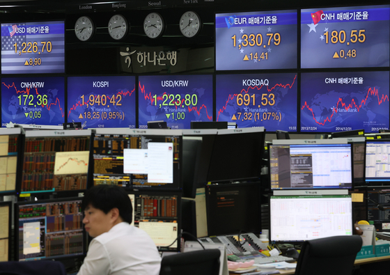 Employees are working at the dealing room of Hana Bank in Jung-district, central Seoul, Wednesday. The benchmark Kospi added gains by 18.25 points or 0.95 percent to close at 1,940.42. [YONHAP]