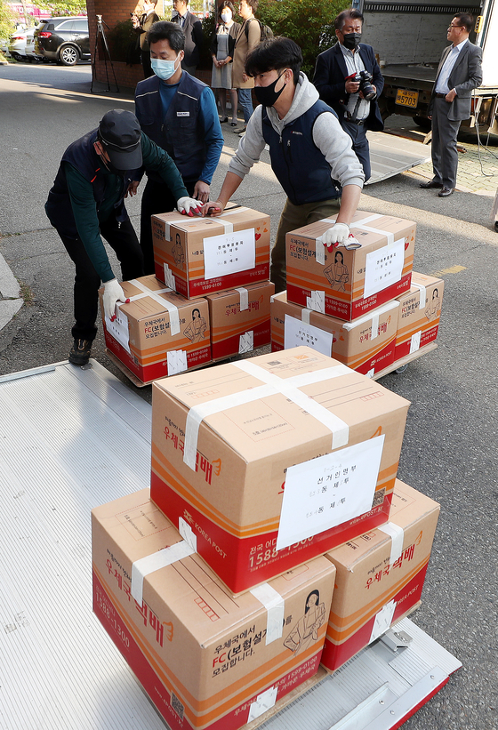 Ballots from Incheon's Yeonsu B District from the April 15 general elections being moved to Incheon District Court after it accepted Rep. Min Kyung-wook's petition to preserve them for recounting.  [YONHAP] 
