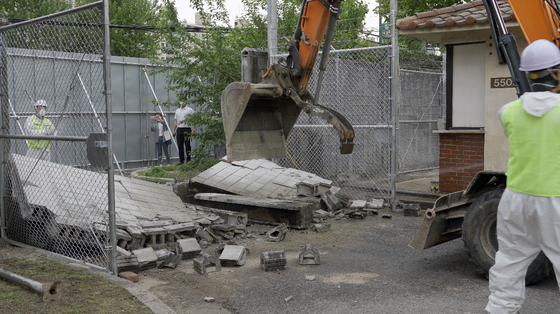 Walls of the U.S. military officers' quarters at the former U.S. Army base in Yongsan District, central Seoul, are being demolished by a wrecking crew on Thursday. [MINISTRY OF LAND, INFRASTRUCTURE AND TRANSPORT] 