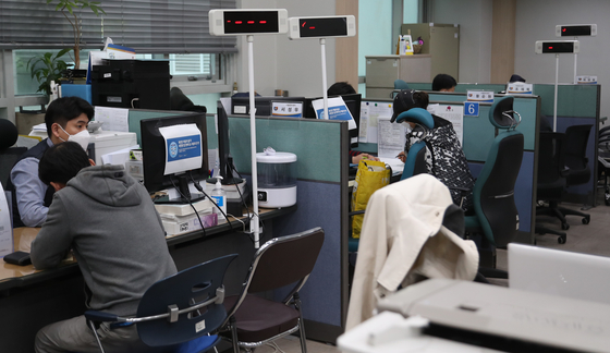 Small business owners applying for government-supported loans at the Small Enterprise and Market Service office in central Seoul on April 20. [YONHAP]