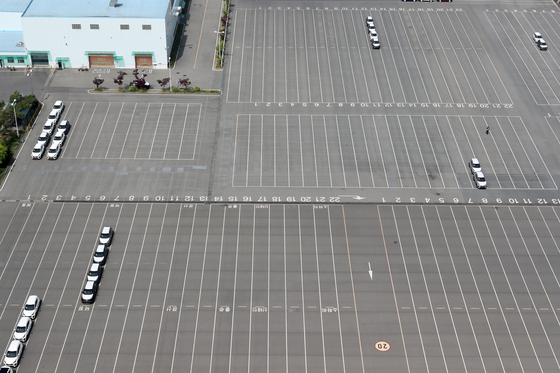 An empty parking lot at a Kia Motors plant in Gwangju on May 11 after the automaker had to partially suspend productions as export orders fell due to the coronavirus. [YONHAP]