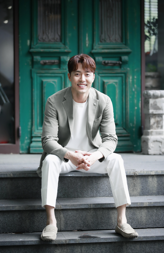Lee Mu-saeng, who plays Kim Yoon-ki in the hit JTBC drama series "The World of the Married" poses at a cafe in Gangnam District, southern Seoul, on May 18, before meeting with the press. [NEWS1]