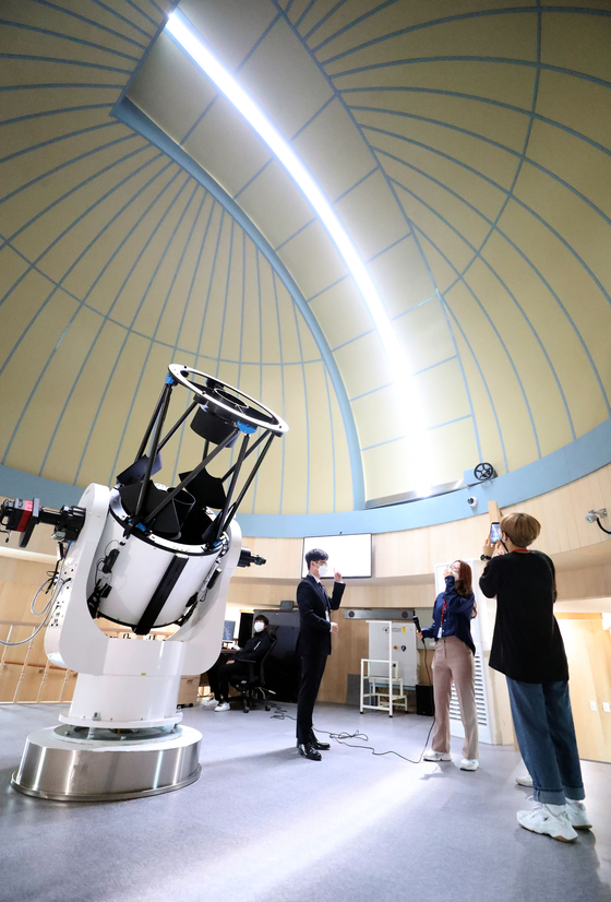 An official discusses a telescope at Miryang Arirang Space Observatory on Thursday. The National Miryang Weather Science Museum and Miryang Arirang Space Observatory held a joint opening ceremony in Miryang, South Gyeongsang, on Thursday. [YONHAP]