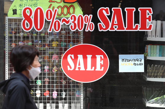 A store in Myeong-dong, central Seoul, offers discounts on Thursday. Despite average household incomes increasing compared to a year ago in the first quarter, spending has dropped sharply. [YONHAP]