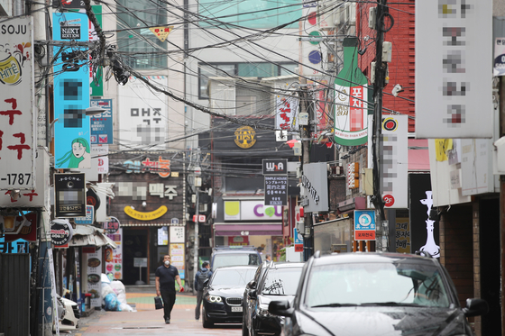 Alcoholic establishments newly classified as "high-risk" by the government on Friday line a street in Sinchon-dong, western Seoul. [YONHAP]