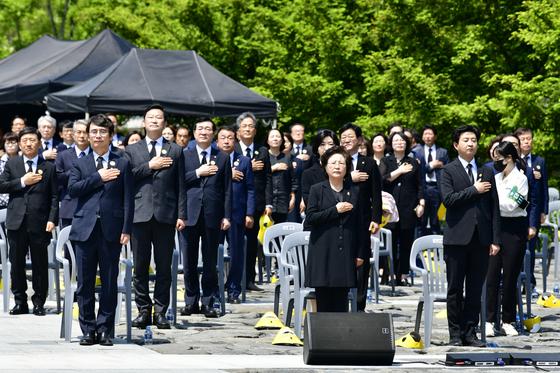 A ceremony commemorating the 11th anniversary of the death of former President Roh Moo-hyun is held on Saturday at Bongha Village in Gimhae, South Gyeongsang, attended by some 100 people including his widow Kwon Yang-sook and political leaders of ruling and opposition parties. [YONHAP]