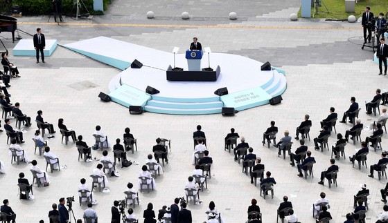  President Moon Jae-in delivers a speech to the people in Gwangju, South Jeolla, on the 40th anniversary of the May 18 Democracy Movement. [JOINT PRESS CORPS]