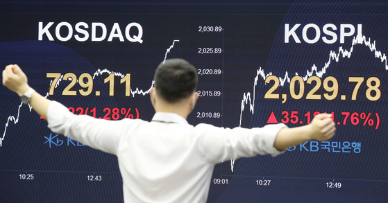 An employee looks at the benchmark Kospi index displayed on the screen attached to the walls of dealing room of KB Kookmin Bank, in the financial district of Yeouido, western Seoul, Tuesday. [YONHAP]