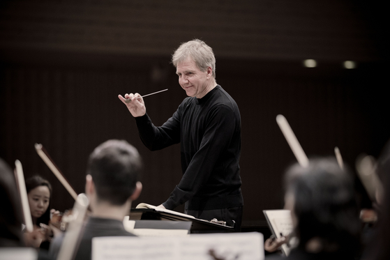 Maestro Thierry Fischer and the Seoul Philharmonic Orchestra will hold a two-day concert on June 18 and 19 at the Lotte Concert Hall. [MARCO BORGGREVE]
