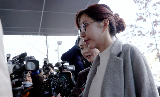 In this picture taken on Feb. 7, 2019, Yoo Soo-young (also known as Shoo of disbanded girl group S.E.S.) walks into the Seoul Eastern District Court to attend the court on her gambling charges. [NEWS1]