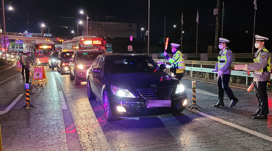 Police officers test the alcohol level of drivers at a three-way intersection in Gwangju, Gyeonggi Province, on April 18. [NEWS1]