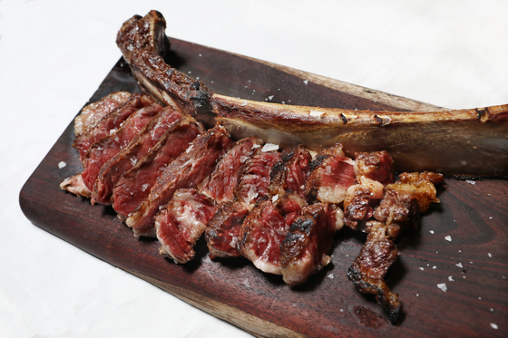 Meat grilled on charcoal is available at El Txoko de Terreno. [PARK SANG-MOON]