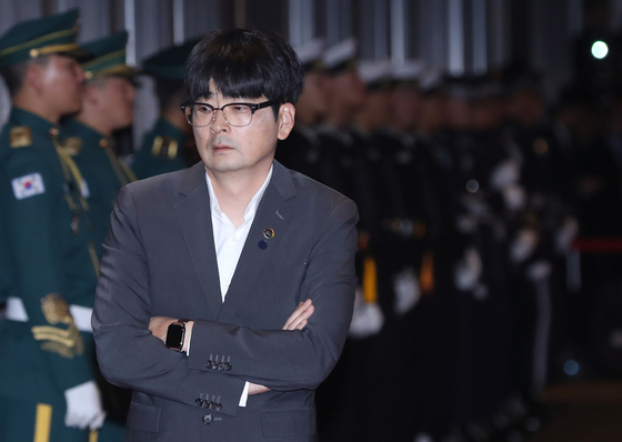 Tak Hyun-min, then a presidential advisor for event planning, checks on the venue for a welcome dinner for the 2019 Korea-ASEAN special summit in Busan on Nov. 25, 2019.  [YONHAP] 