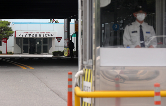 The entry of Kia Motor's plant in Gwangju on May 25. The plant has been shut down since May 25 due to the declining sales overseas. [YONHAP] 