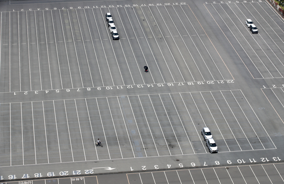 A view of the parking lot at Kia Motors' plant in Gwangju on May 11. The parking lot is used to store completed vehicles. The Korean automaker has suspended the operation of several of its production lines at its Gwangju plant and other facilities including one in Gwangmyeong, Gyeonggi, as overseas sales have been falling. The average manufacturers' utilization capacity ratio was at its lowest in more than a decade. [YONHAP]