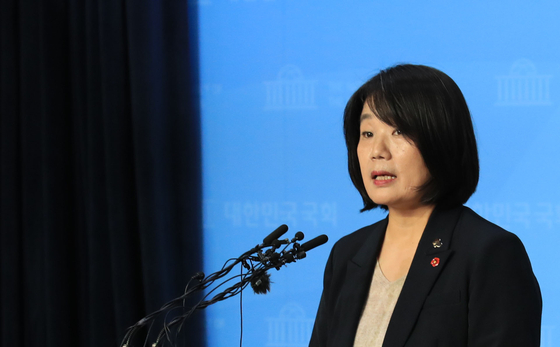 Yoon Mee-hyang, a lawmaker of the ruling Democratic Party who until recently headed an advocacy group for victims of Japan’s wartime sexual slavery, holds a press conference at the National Assembly in Yeouido, western Seoul, on Friday. [YONHAP]