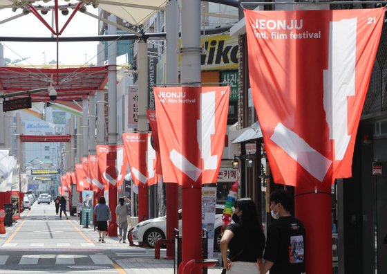 The relatively empty Jeonju Cinema Street, which is usually bustling with visitors during the festival period. The festival is being postponed indefinitely after a spike in coronavirus infections. [YONHAP] 