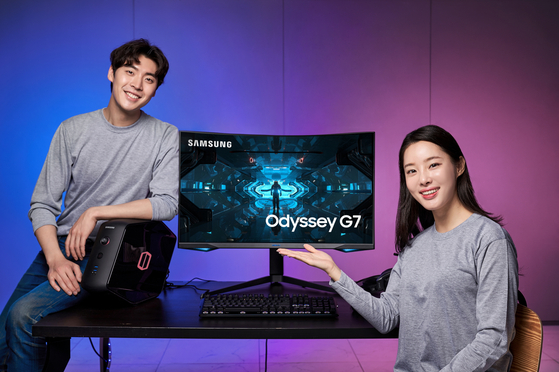 Models show off the Odyssey G7, a 32-inch curved gaming monitor, on Monday. Samsung Electronics released the new gaming monitor on Monday that comes in two sizes (32-inch and 27-inch) with a curvature radius of 1,000 millimeters that helps provide captivating gameplay.[SAMSUNG ELECTRONICS]