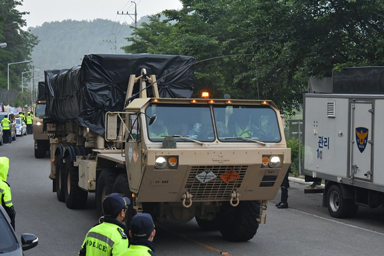 Military vehicles enter the U.S. military's Terminal High Altitude Area Defense anti-missile base in Seongju, North Gyeongsang, on Friday. The Ministry of National Defense and the U.S. Forces Korea said transports were made to maintain the system by replacing old parts.  [YONHAP] 