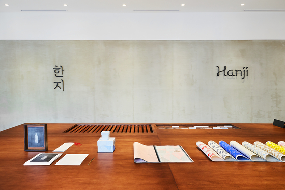 Hanji Culture and Industry Center opened its doors inBukchon, central Seoul. Operated by the Korea Craft & Design Foundation,the center aims to function as a cultural platform so that traditional Koreanpaper can increase its presence overseas.  [KCDF]