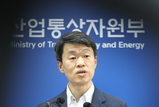 Na Seung-sik, head of the Korean Ministry of Trade, Industry and Energy's office of international trade and investment, announces Korea's decision to move forward with its World Trade Organization (WTO) complaint against Japan at the Korean government office in Sejong on Tuesday. [YONHAP]
