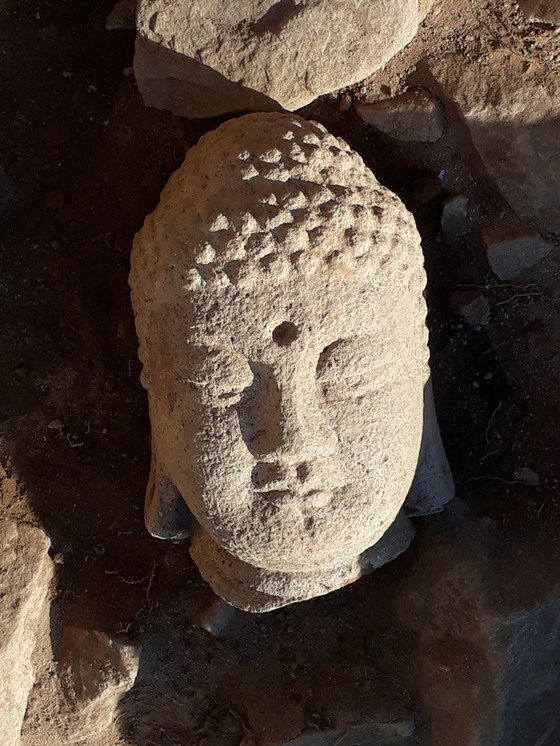 The head of a Buddha statue found in Gyeongju, North Gyeongsang. The statue dates back to the Unified Silla period (668-935). [CULTURAL HERITAGE ADMINISTRATION]