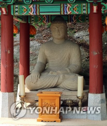 The stone seated Buddha statue in Blue House designated treasure No. 1977. [YONHAP]