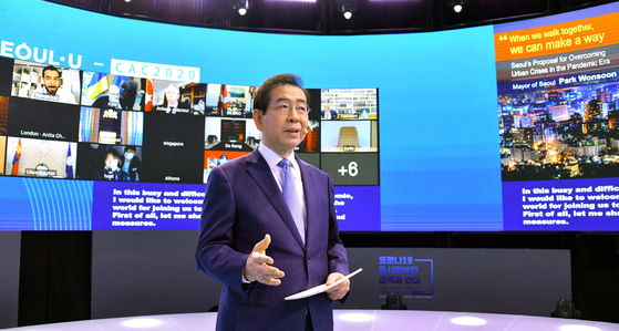 Seoul Mayor Park Won-soon speaks with mayors from across the world Tuesday night during a Covid-19 teleconference hosted by the Seoul Metropolitan Government. The Cities Against Covid-19 Global Summit 2020 runs through Friday and is streamed live on Seoul's official Korean and English-language YouTube channels. [YONHAP]