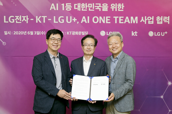 Representatives of LG Electronics, KT and LG U+ pose after signing an agreement to collaborate on AI research at the headquarters of KT on Wednesday. From left; LG Electronics CTO Park Il-pyung, KT Vice President Jeon Hong-beom and LG U+ Vice President Lee Sang-min. 