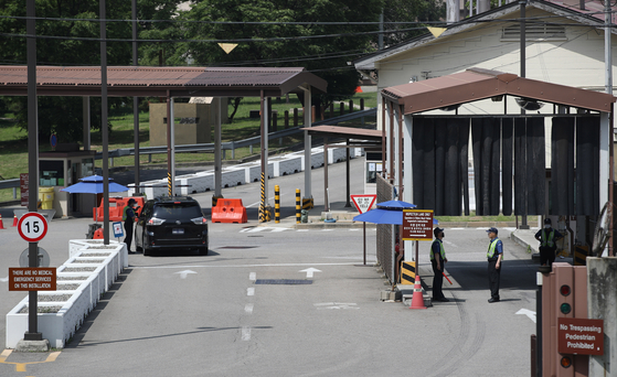 The entrance to the U.S. Army Garrison Yongsan in central Seoul Wednesday after the Pentagon accepted Seoul’s proposal to fund the labor costs for all Korean personnel working for the U.S. Forces Korea (USFK) through this year. This agreement, as the two sides struggle to seal a new defense cost-sharing agreement, is expected to effectively end the furlough of some 4,000 Korean employees of the USFK. [YONHAP]